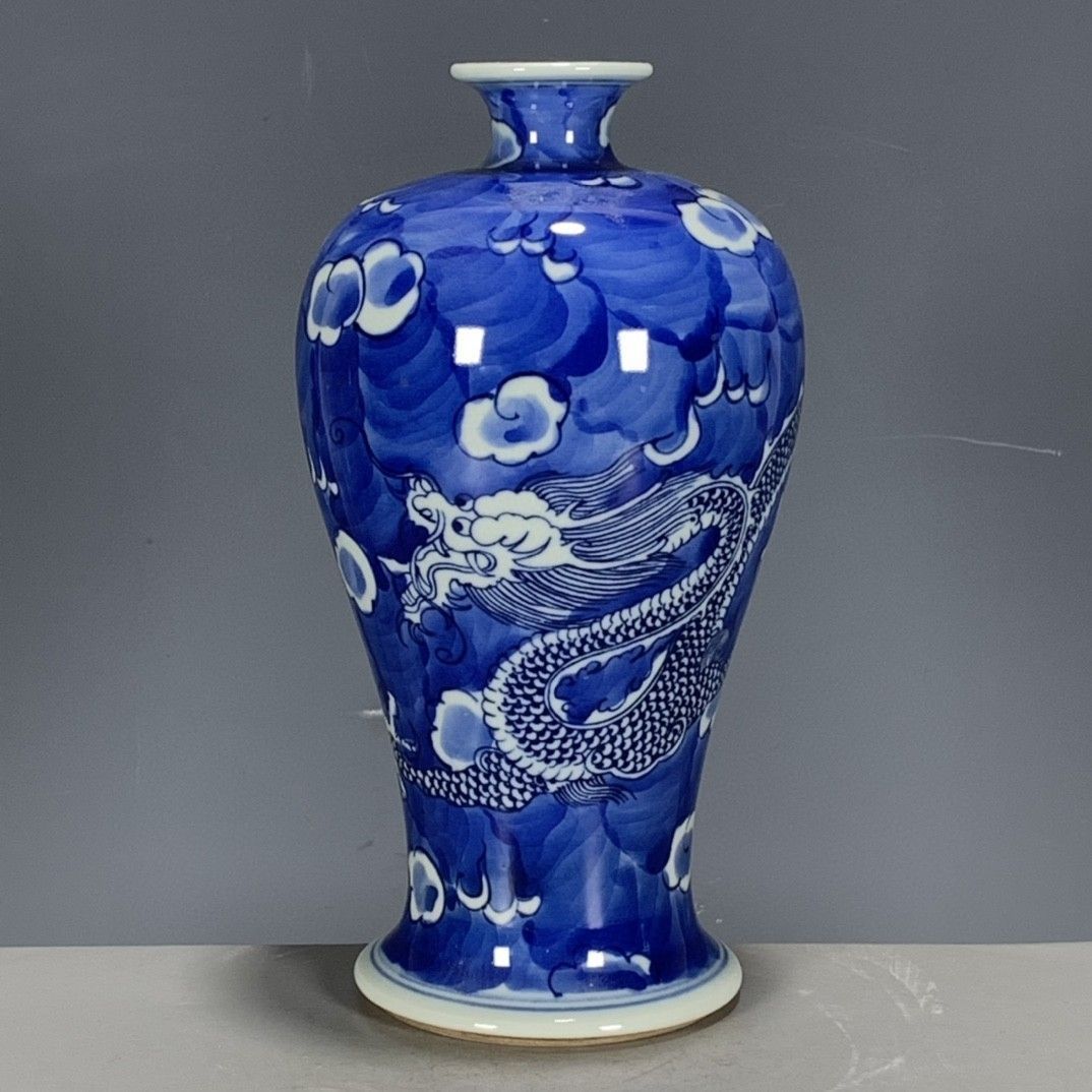 Vintage Collectible Pottery - Vintage Chinesische Blau-Weiße Pflaumenvase im Qing-Stil